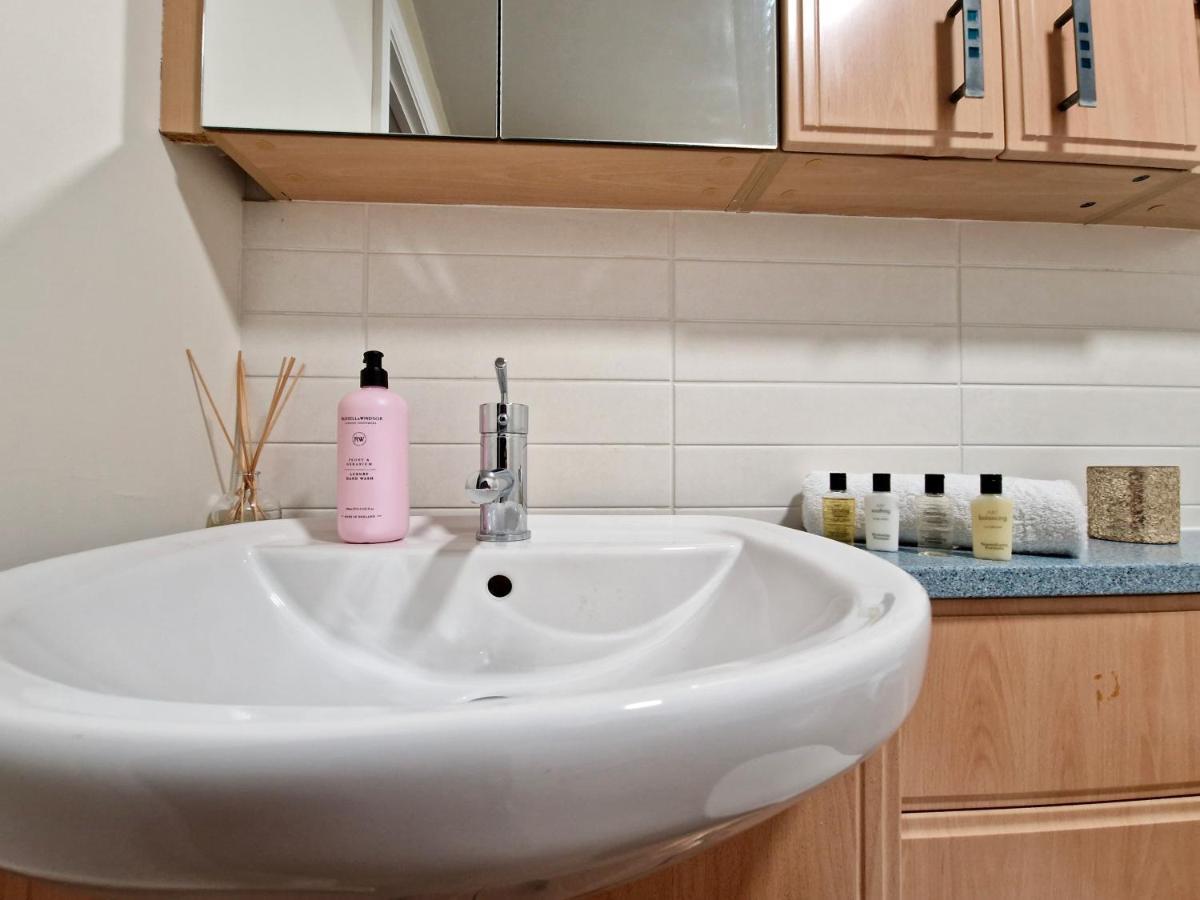 Stylish Luxury Serviced Apartment Next To City Centre With Free Parking - Contractors & Relocators Coventry Exterior foto